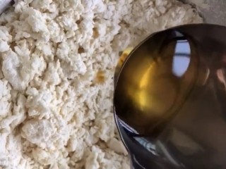 3、韭菜鸡蛋饼,放凉加一点食用油