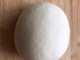 4、韭菜鸡蛋饼,揉成面团