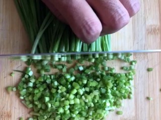 5、韭菜鸡蛋饼,韭菜切成末