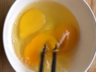 6、韭菜鸡蛋饼,鸡蛋搅散