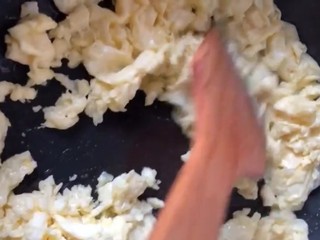 7、韭菜鸡蛋饼,放入锅中炒成块捞出备用