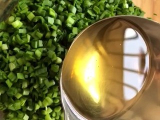 8、韭菜鸡蛋饼,韭菜中加一点油翻拌均匀