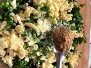 9、韭菜鸡蛋饼,倒入鸡蛋加一勺盐，一勺鸡精，一勺十三香拌匀