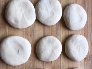 11、韭菜鸡蛋饼,按扁