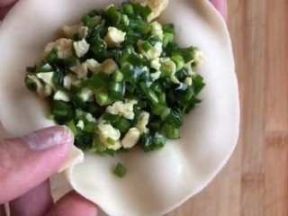 12、韭菜鸡蛋饼,改成薄饼，放上调好的馅包起来