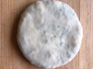 14、韭菜鸡蛋饼,然后按成饼的形状