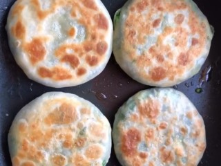 15、韭菜鸡蛋饼,锅烧油放入饼，一面煎至金黄再煎另一面，表面煎熟出锅