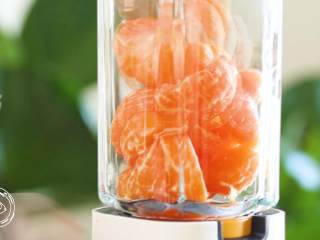 3、橘子果酱12m+（宝宝辅食）,橘子果肉放入料理机，榨成果浆。没有料理机，用研磨碗捣碎也是可以的哈~