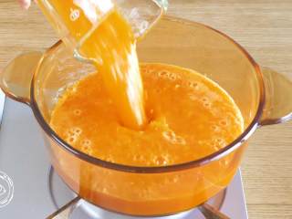 5、橘子果酱12m+（宝宝辅食）,果浆倒入锅中~
