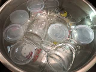 1、制作酸奶,瓶子要烫煮一下，高温灭菌，煮好捞出沥干水分，盖子用开水微微烫一下