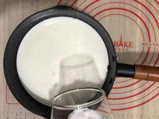 3、制作酸奶,加入细砂糖