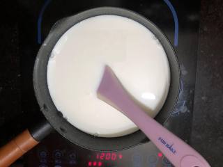 4、制作酸奶,加入细砂糖，搅拌至砂糖溶化