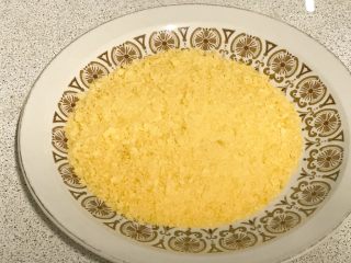 5、百变水果+酥炸香蕉,面包糠用盘子装。