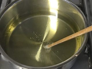 11、百变水果+酥炸香蕉,正烧的油锅，筷子插入后，筷子周围都是气泡，就可以开始炸了。