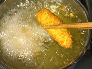 13、百变水果+酥炸香蕉,炸至表皮金黄出锅。