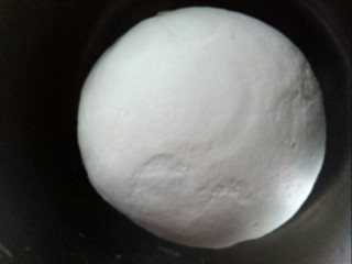 1、梅干菜鲜肉锅盔,面粉加水、油、白糖和成面团，盖上保鲜膜醒发二小时。