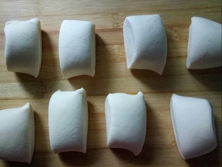 4、梅干菜鲜肉锅盔,将面团搓长条，切剂子。