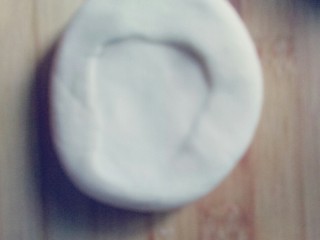 6、梅干菜鲜肉锅盔,将剂子压扁，擀成圆片，包入油酥。