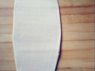 7、梅干菜鲜肉锅盔,面团擀成椭圆形。