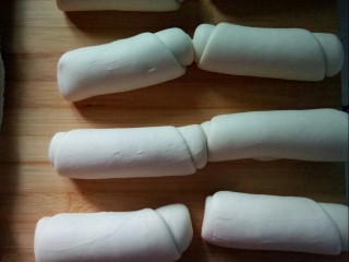 8、梅干菜鲜肉锅盔,卷成卷，醒发十五分钟。