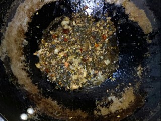 11、梅干菜鲜肉锅盔,起锅前倒入腌制的梅干菜炒香，铲入碗中。