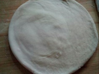 12、梅干菜鲜肉锅盔,面卷直立压扁，擀成面皮，中间放入馅料。