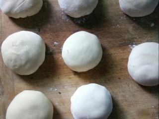 13、梅干菜鲜肉锅盔,包成包子状，压扁。