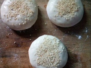 14、梅干菜鲜肉锅盔,刷上糖水，粘上白芝麻。