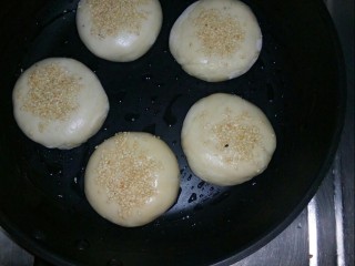 15、梅干菜鲜肉锅盔,平底锅刷油，放入锅盔坯烙制。