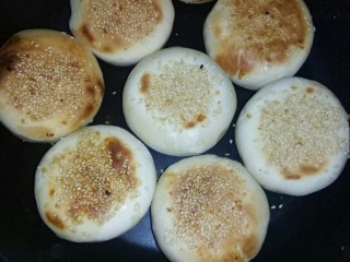 16、梅干菜鲜肉锅盔,两面烙制成饼花，直立放入锅边烙一下。