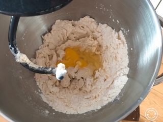 2、红豆心形面包,放入鸡蛋。