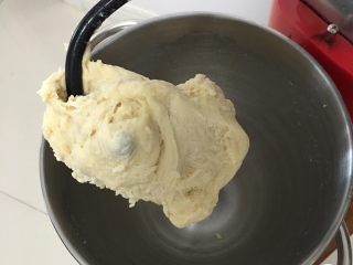 3、红豆心形面包,启动厨师机揉面20分钟。