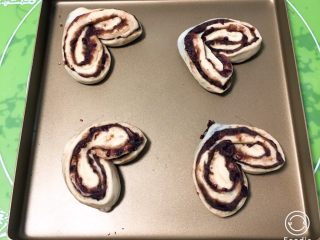 19、红豆心形面包,移入金盘。