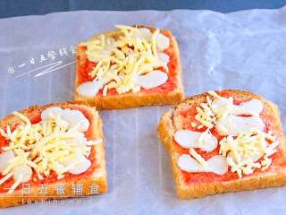 3、吐司披萨,摆一层荸荠,撒一层芝士。