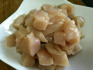 2、柠香鸡米花,首先将鸡胸肉去油脂，然后切成匀称的小方块儿。
