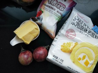 1、百香果花朵曲奇,准备主要食材:百香果 2个，黄油， 糖霜，低筋面粉。糖霜也可以用绵白糖代替。