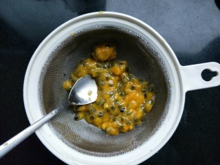 3、百香果花朵曲奇,取出果肉，放在过滤网上，用小勺压一下，压出果汁