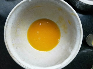 4、百香果花朵曲奇,两个百香果恰好过滤出30克左右果汁，加1克盐，搅拌均匀