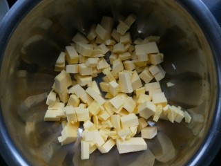 5、百香果花朵曲奇,黄油切成小块，室温软化