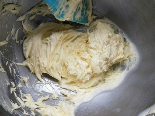 6、百香果花朵曲奇,然后用电动打蛋器打发黄油，打到体积变大，颜色变浅