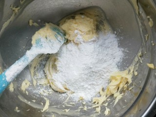 7、百香果花朵曲奇,加入糖霜继续打融合