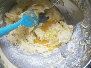 8、百香果花朵曲奇,打好以后，把百香果汁，分三次加进去，每一次搅拌均匀了再加下一次。