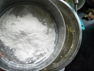 9、百香果花朵曲奇,最后筛入低筋面粉