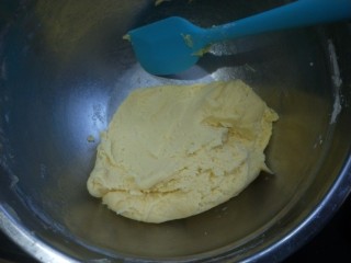 10、百香果花朵曲奇,用刮刀搅拌均匀，和成一个比较软的面团，