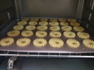 12、百香果花朵曲奇,进烤箱，上下火，180度，烤15分钟，盖锡纸，再烤五分钟。每个人的烤箱温度不同，要根据实际情况把握时间，观察上色程度，不要烤糊了，边缘上色。表面微黄就可以了。