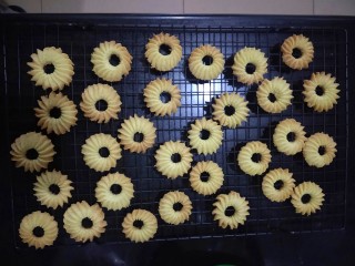 13、百香果花朵曲奇,烤好后取出放在晾架上晾凉