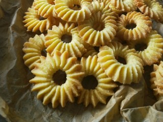 14、百香果花朵曲奇,成品，很酥。花纹也很清晰。