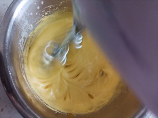 3、蛋黄甜甜圈饼干,电动打蛋器开高速打发6分钟