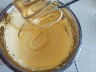 4、蛋黄甜甜圈饼干,打发至蛋黄体积变大，颜色变白，打蛋器提起画“8”字5秒钟不消失