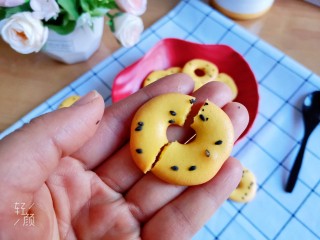 14、蛋黄甜甜圈饼干,非常酥脆，用手轻轻按就碎了